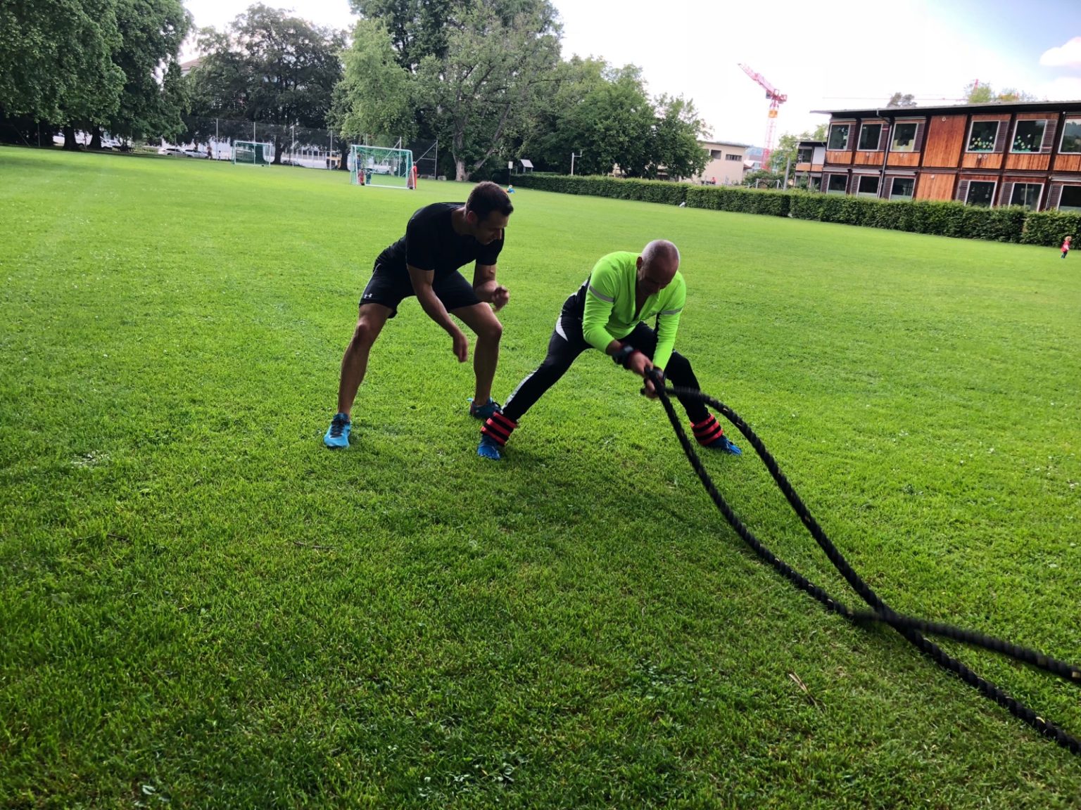 Battle-Rope-Training zu zweit im Park