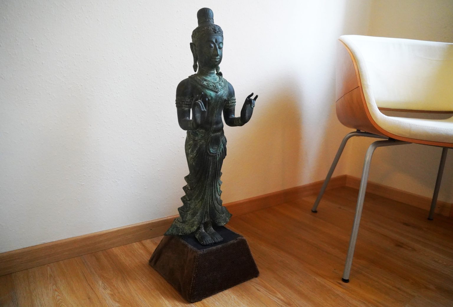 Ruhige Ecke mit Statue und Stuhl in der Praxis